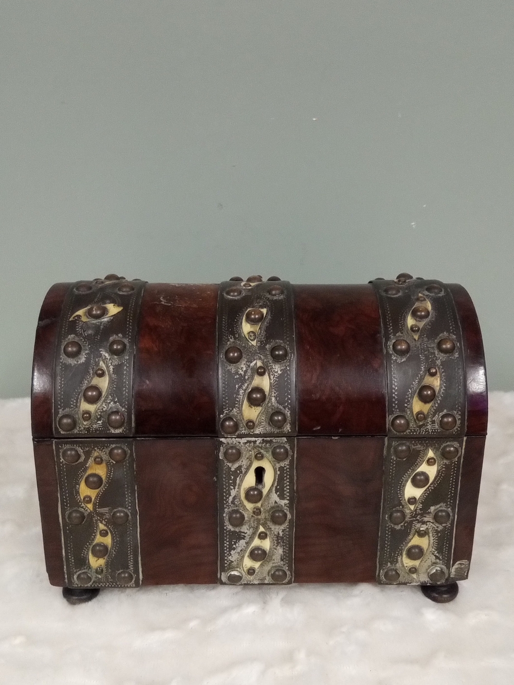 19th Century Burled Walnut Wood English Tea Box With Bone Details